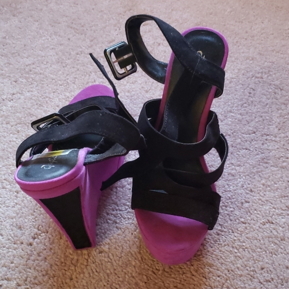 Shoes - Picture 4 of 7